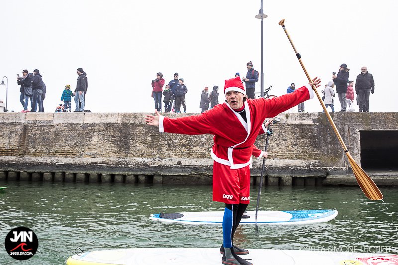 I volti dei tanti Babbi Natale a Senigallia per la sfilata in SUP
