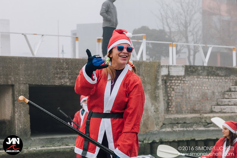 I partecipanti alla sfilata dei Babbi Natale in SUP