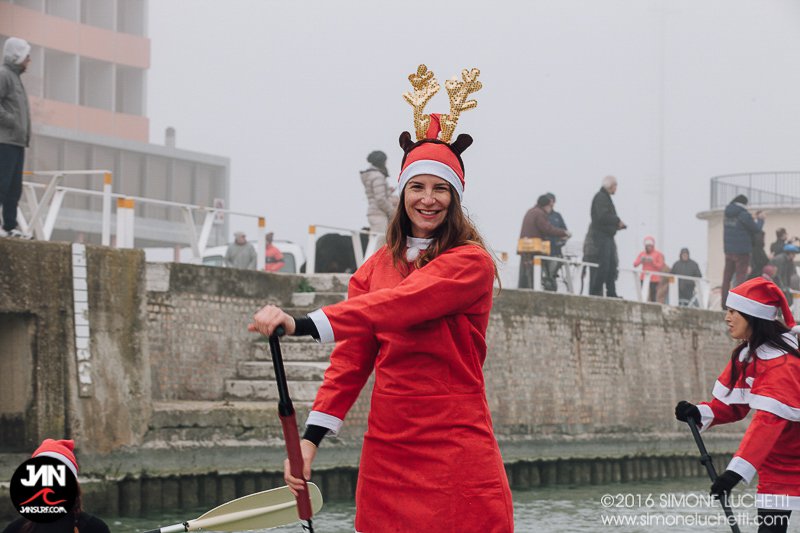 I volti dei tanti Babbi Natale a Senigallia per la sfilata in SUP