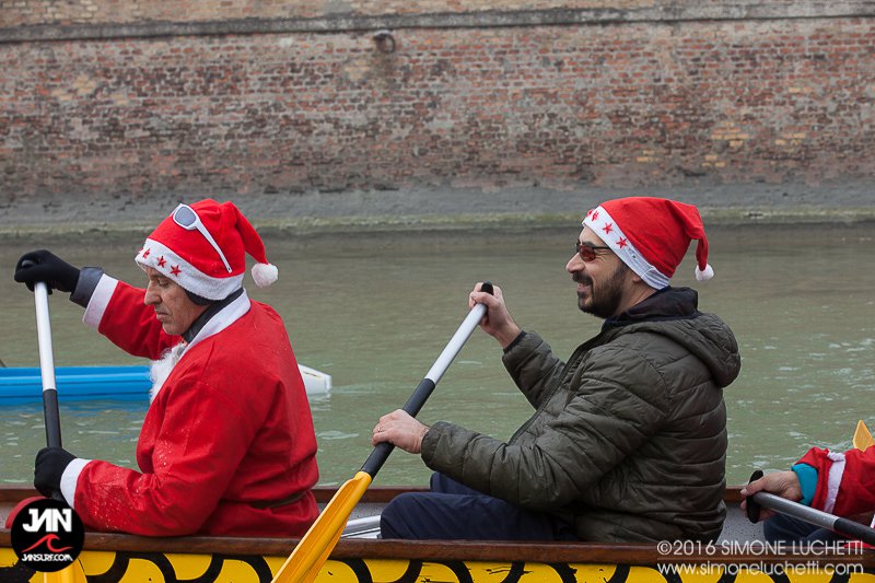 I partecipanti alla sfilata dei Babbi Natale in SUP