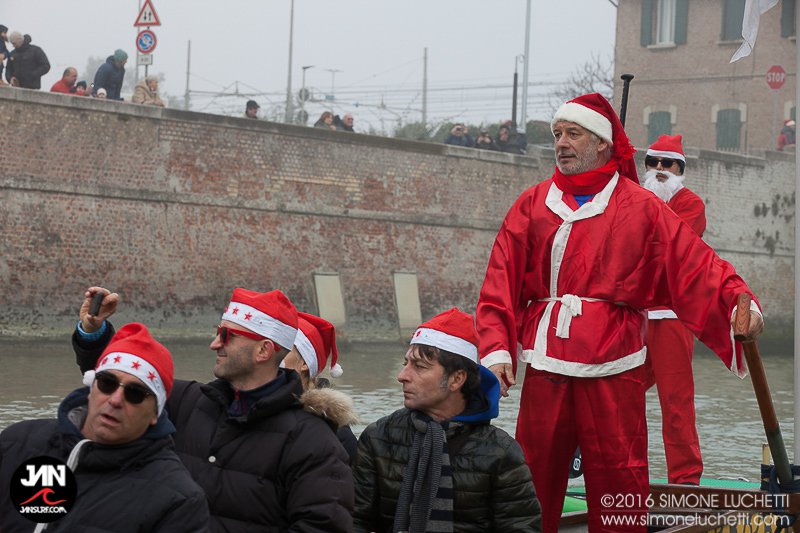 Babbi Natale in SUP a Senigallia: i volti dei partecipanti