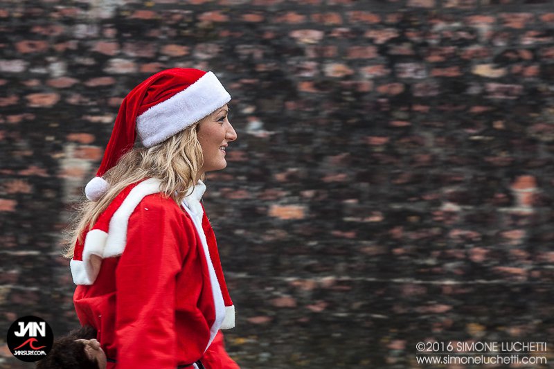 I partecipanti alla sfilata dei Babbi Natale in SUP