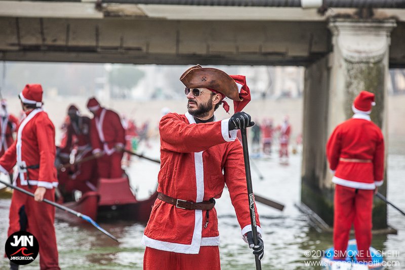 I partecipanti alla sfilata dei Babbi Natale in SUP