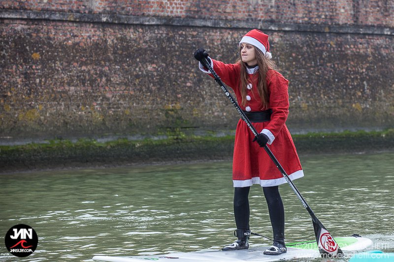 I volti dei tanti Babbi Natale a Senigallia per la sfilata in SUP