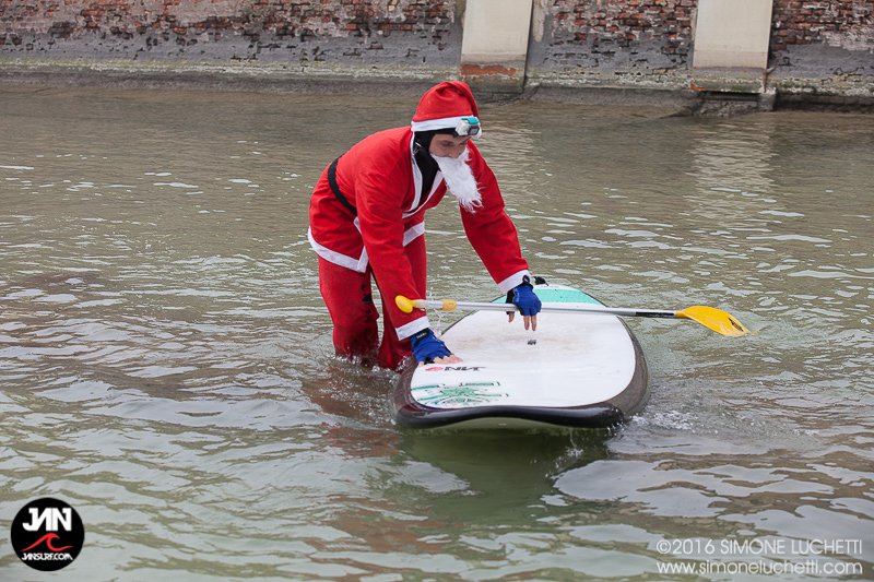 I volti dei tanti Babbi Natale a Senigallia per la sfilata in SUP