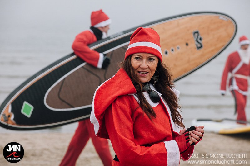 I volti dei tanti Babbi Natale a Senigallia per la sfilata in SUP