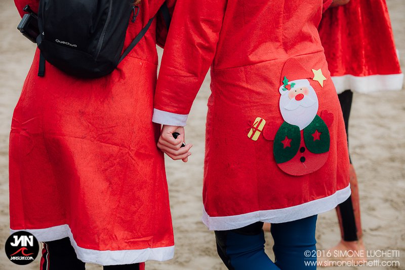 I partecipanti alla sfilata dei Babbi Natale in SUP