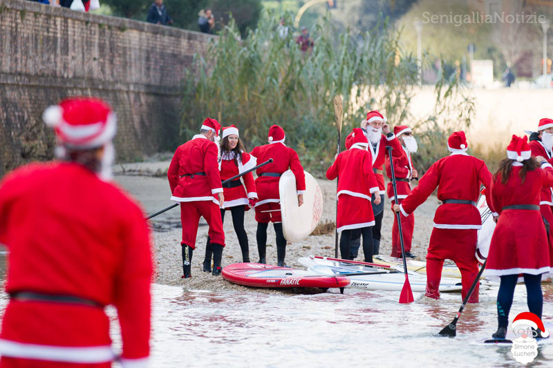 Il fiume Misa di Senigallia si riempie di Babbi Natale
