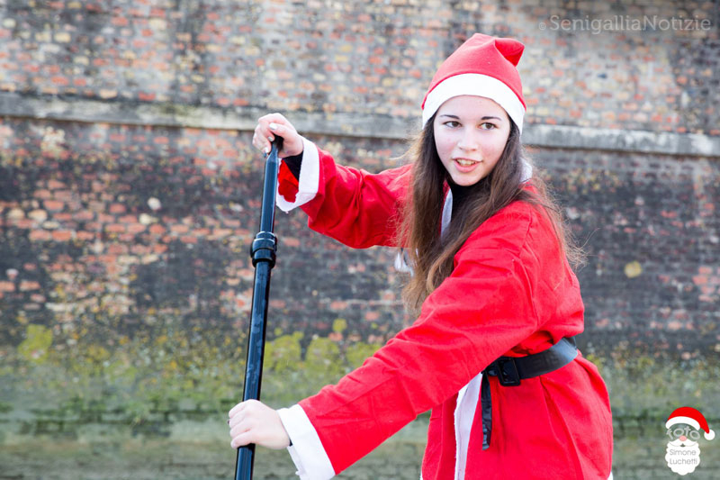 Corteo di Babbi Natale in SUP sul Misa a Senigallia