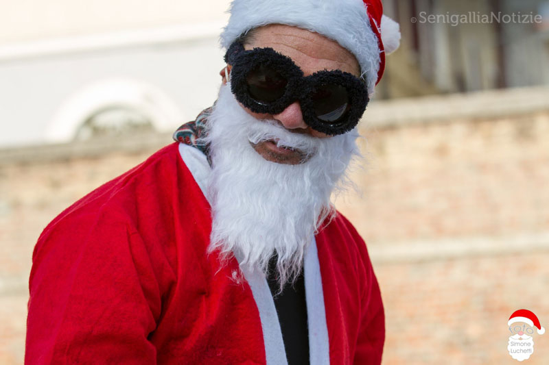 In SUP sul fiume Misa: Babbo Natale arriva a Senigallia