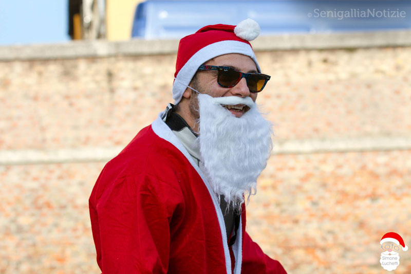 Corteo di Babbi Natale in SUP sul Misa a Senigallia