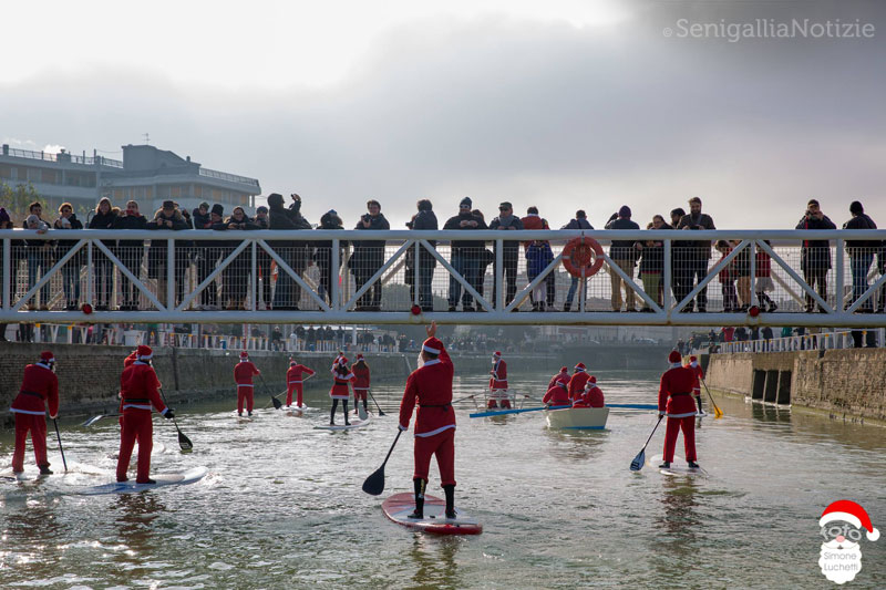 Il gruppo di Babbi Natale sul SUP a Senigallia