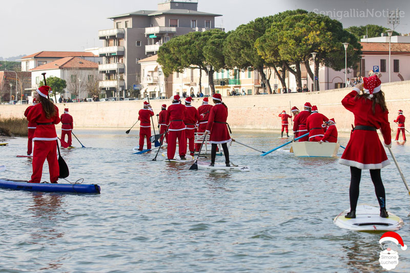 A Senigallia Babbo Natale arriva in SUP