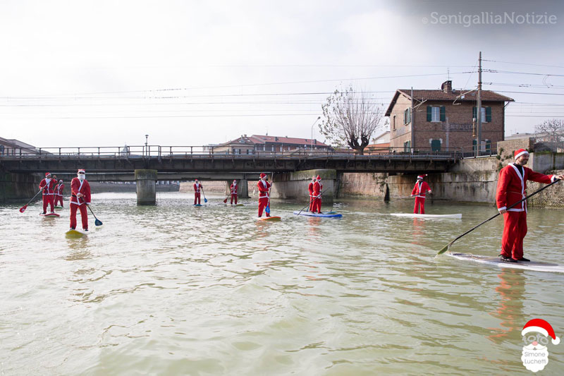 In SUP sul fiume Misa: Babbo Natale arriva a Senigallia