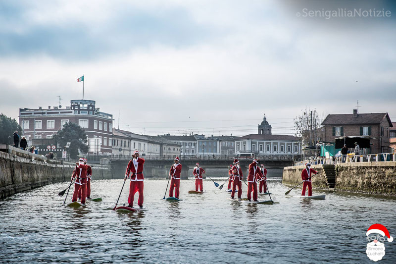 Il gruppo di Babbi Natale sul SUP a Senigallia