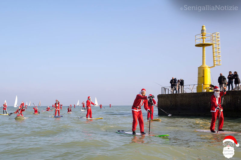 A Senigallia Babbo Natale arriva in SUP