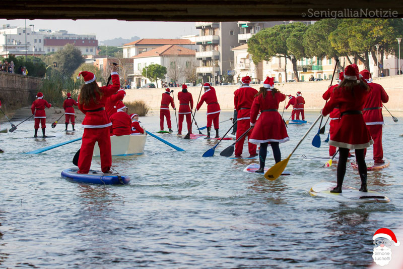 Corteo di Babbi Natale in SUP sul Misa a Senigallia
