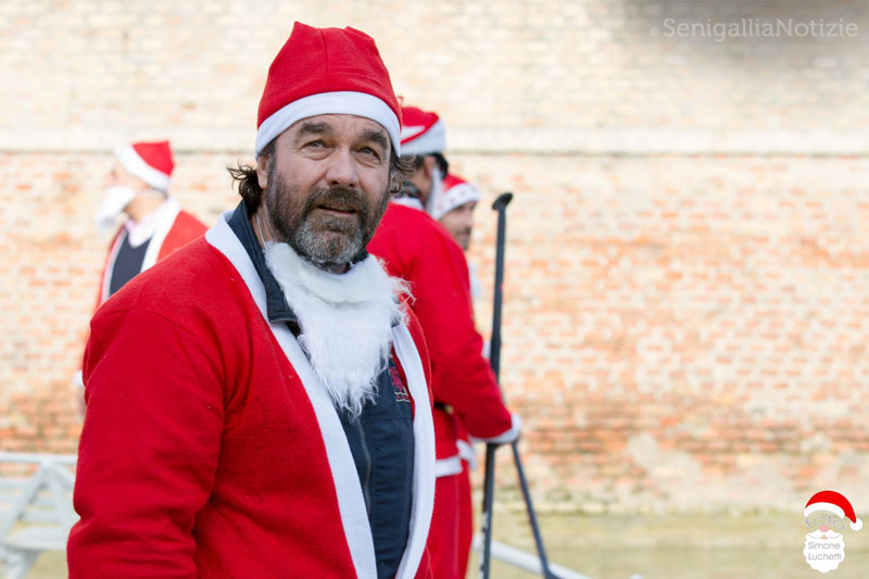 In SUP sul fiume Misa: Babbo Natale arriva a Senigallia