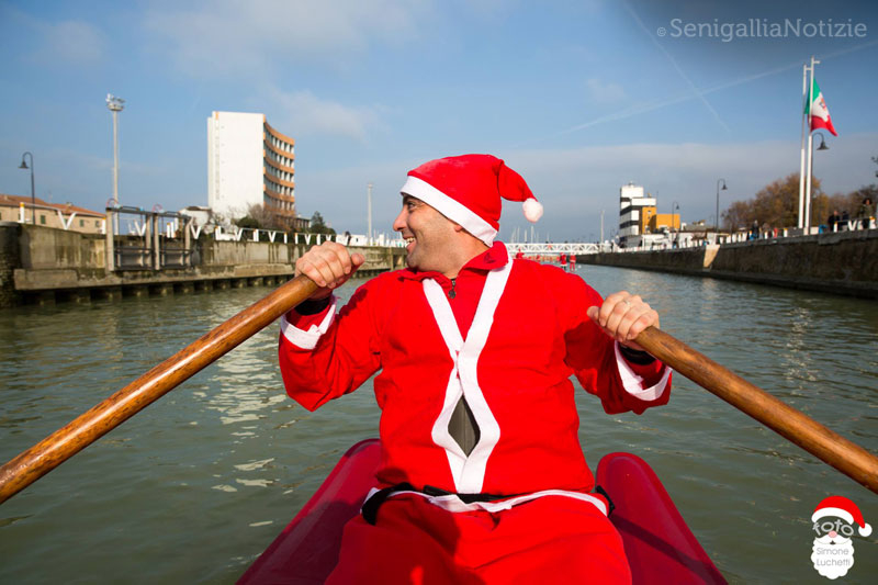 A Senigallia Babbo Natale arriva in SUP