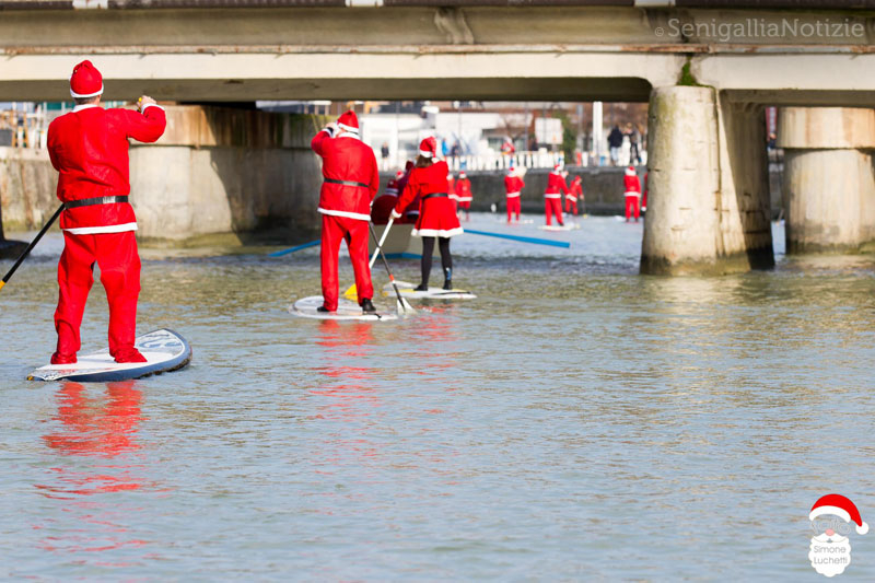 Corteo di Babbi Natale in SUP sul Misa a Senigallia