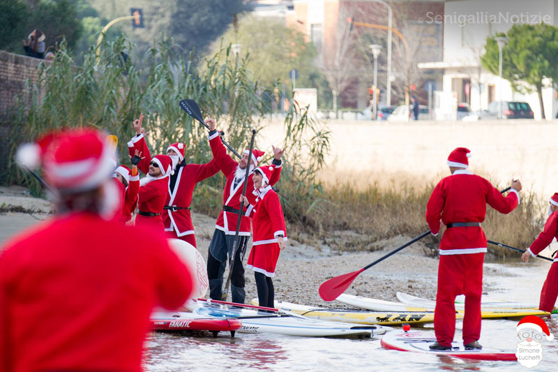 Il fiume Misa di Senigallia si riempie di Babbi Natale