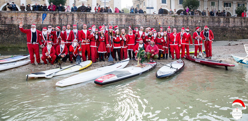 Il gruppo di Babbi Natale sul SUP a Senigallia