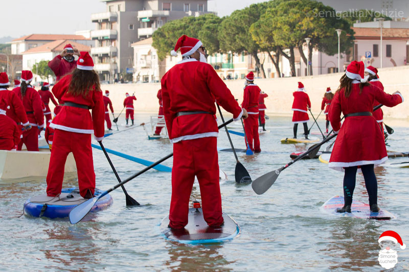 A Senigallia Babbo Natale arriva in SUP