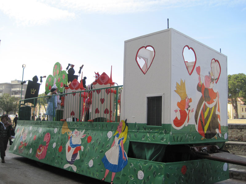 Alice nel Paese delle Meraviglie (1)