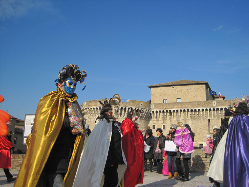Maschere davanti alla Rocca di Senigallia