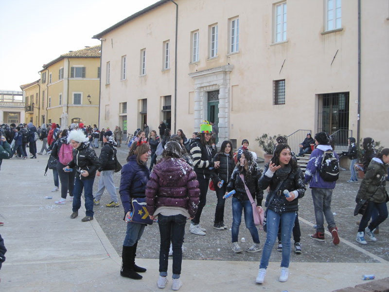 Battaglia a colpi di schiuma nelle vie di Senigallia