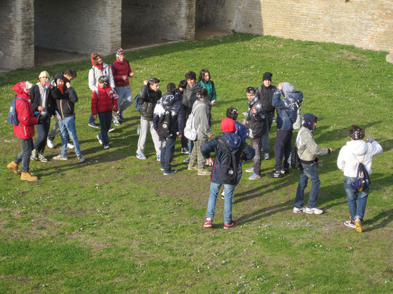 Battaglia a colpi di schiuma nelle vie di Senigallia