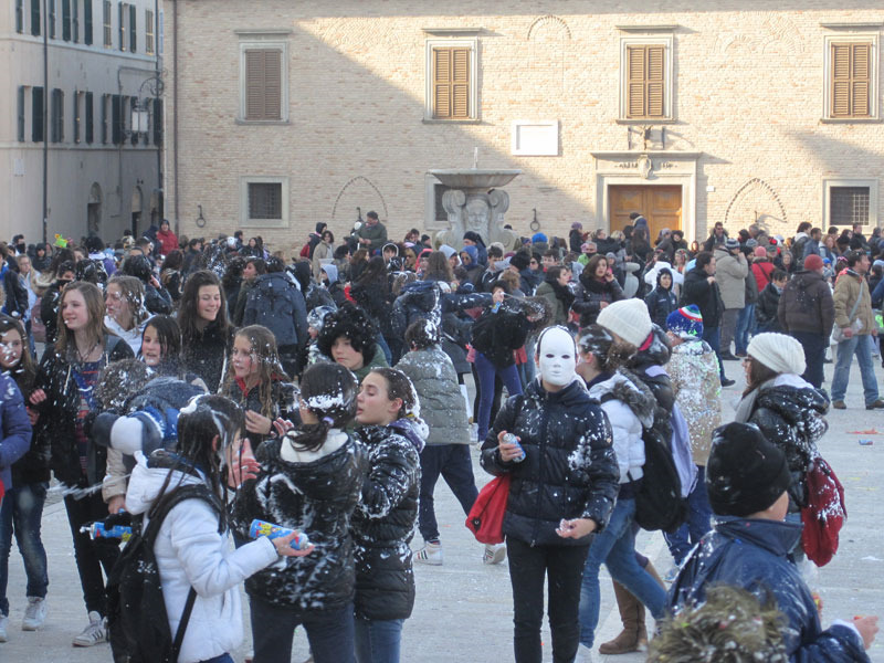 Battaglia a colpi di schiuma nelle vie di Senigallia