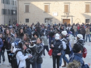 Battaglia a colpi di schiuma nelle vie di Senigallia