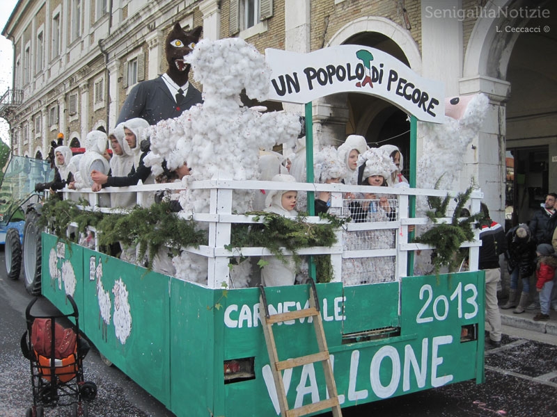 Carro allegorico per il carnevale a Senigallia
