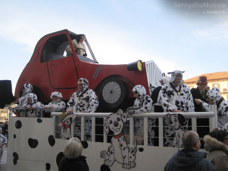 Carro allegorico per il carnevale a Senigallia