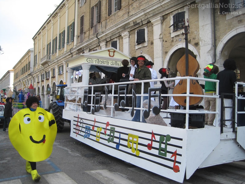 Carro allegorico per il carnevale a Senigallia