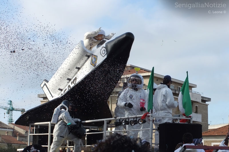 Carro allegorico per il carnevale a Senigallia