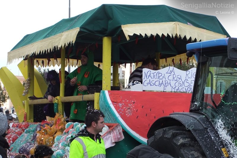 Carro allegorico per il carnevale a Senigallia