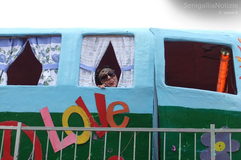 Carro allegorico per il carnevale a Senigallia