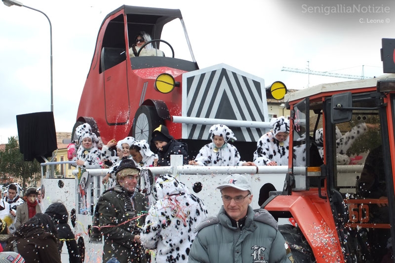 Carro allegorico per il carnevale a Senigallia