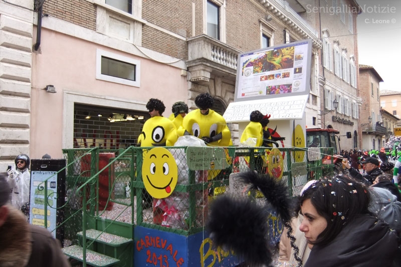 La sfilata a Senigallia per il carnevale 2013
