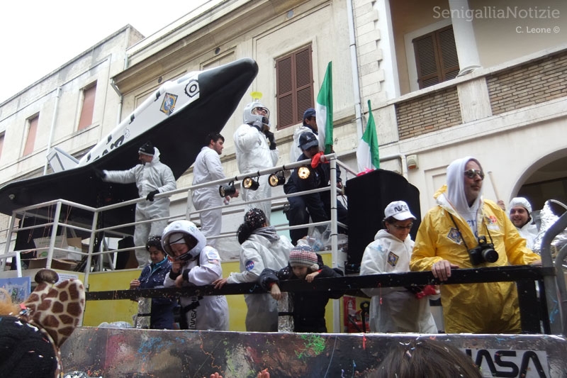Carro allegorico per il carnevale a Senigallia