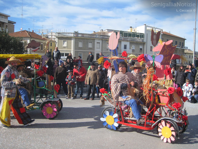 Spaventapasseri di Carnevale a bordo dei risciò