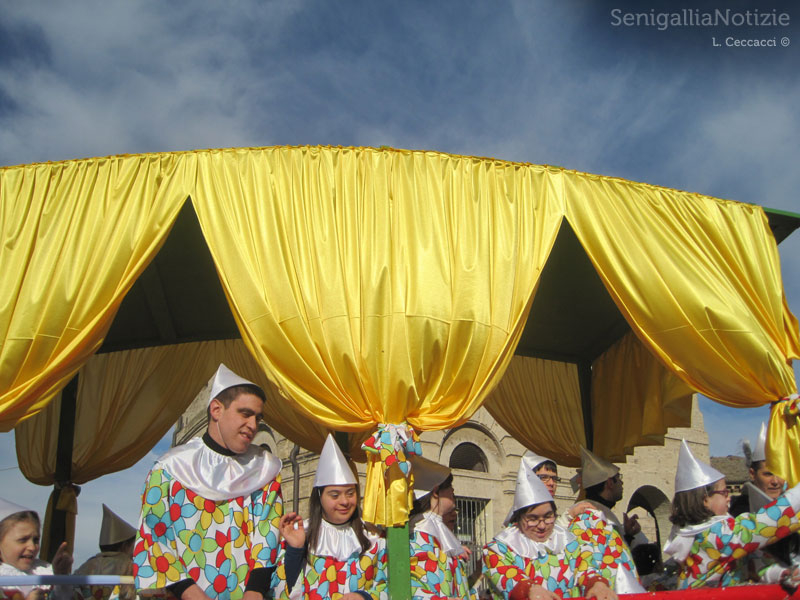 Un carro carico di tanti Pinocchio