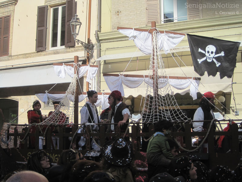 I Pirati navigano su Corso 2 Giugno a Senigallia