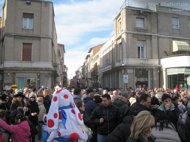 Folla in piazza Saffi per la sfilata di Carnevale