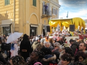 Carri, coriandoli e pubblico su Corso 2 Giugno