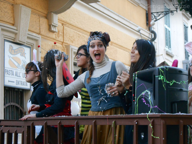 Carnevale di Senigallia - Maschere sui carri