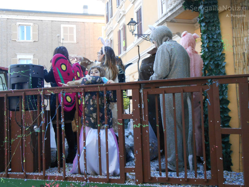 Carnevale di Senigallia - Maschere sui carri