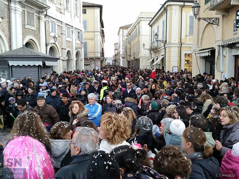 Carnevale 2016 a Senigallia: folla in corso 2 Giugno